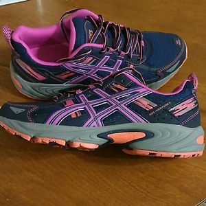 BRAND NEW Asics Gel - Venture 5, size 9